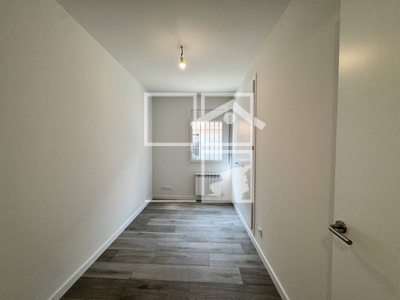 Inmueble en Avenida Sant Joan de les Abadesses    baixos, Girona